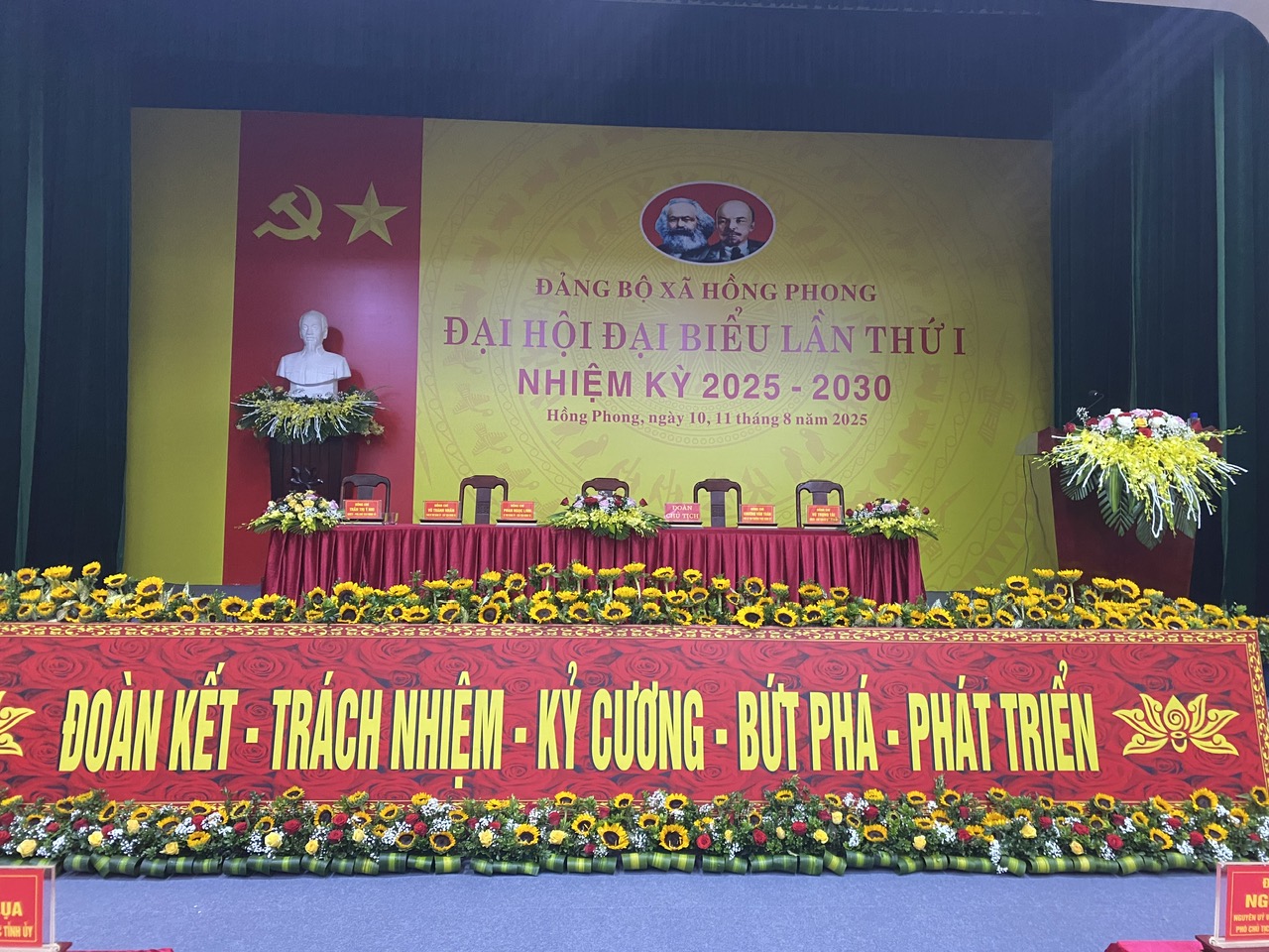Đảng bộ xã Hồng Phong viếng Nghĩa trang Liệt sỹ trước thềm Đại hội đại biểu Đảng bộ xã lần thứ I, nhiệm kỳ 2025 - 2030